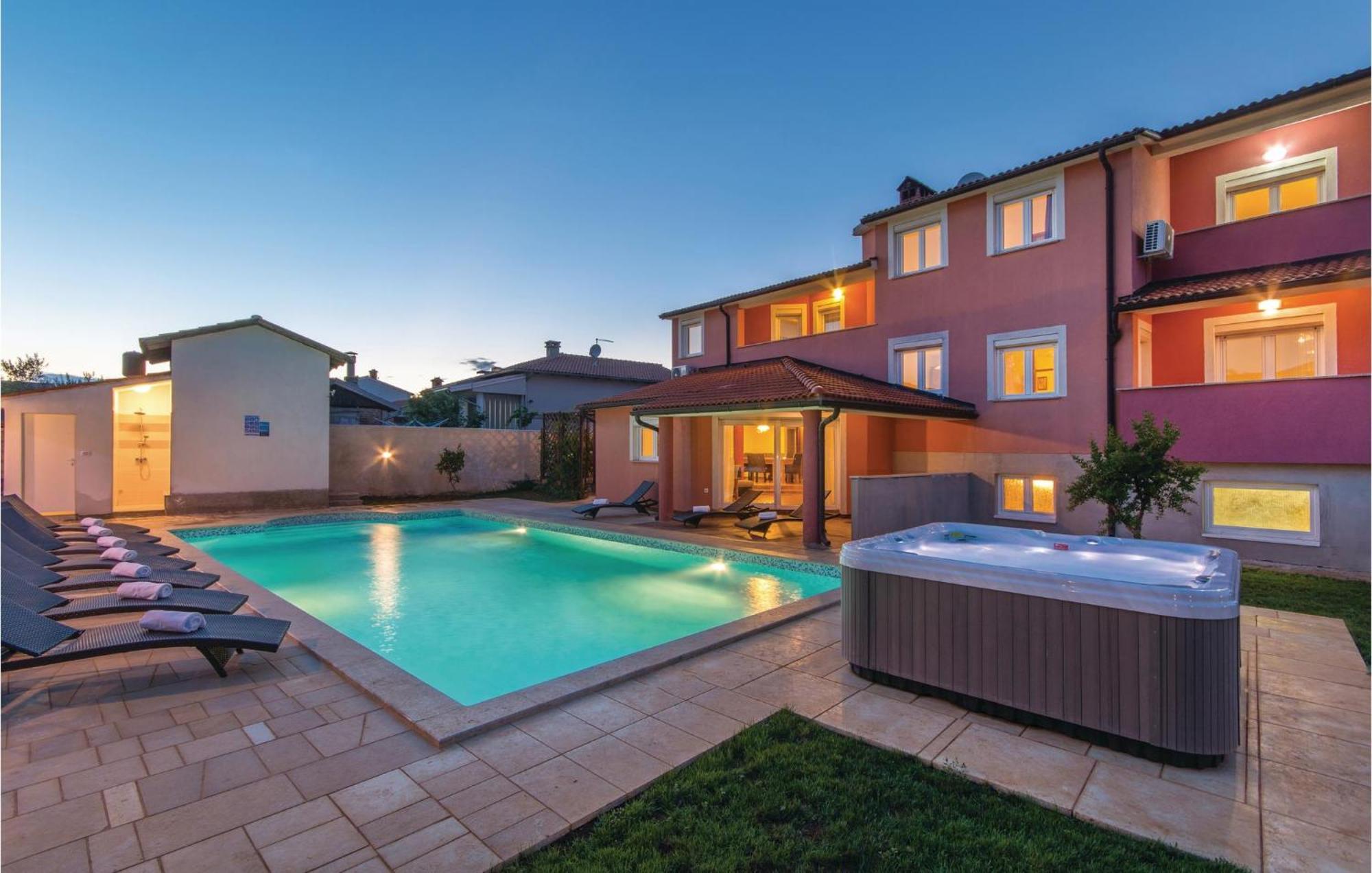 8 Bedroom Awesome Home In Пула Экстерьер фото