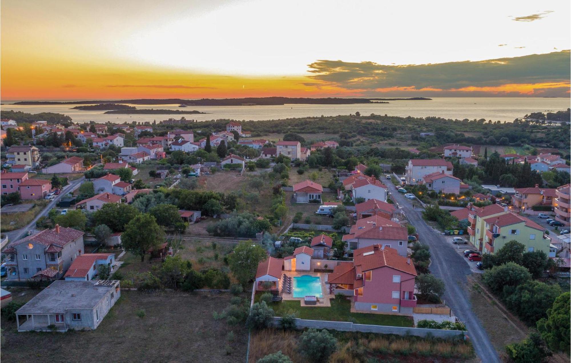 8 Bedroom Awesome Home In Пула Экстерьер фото
