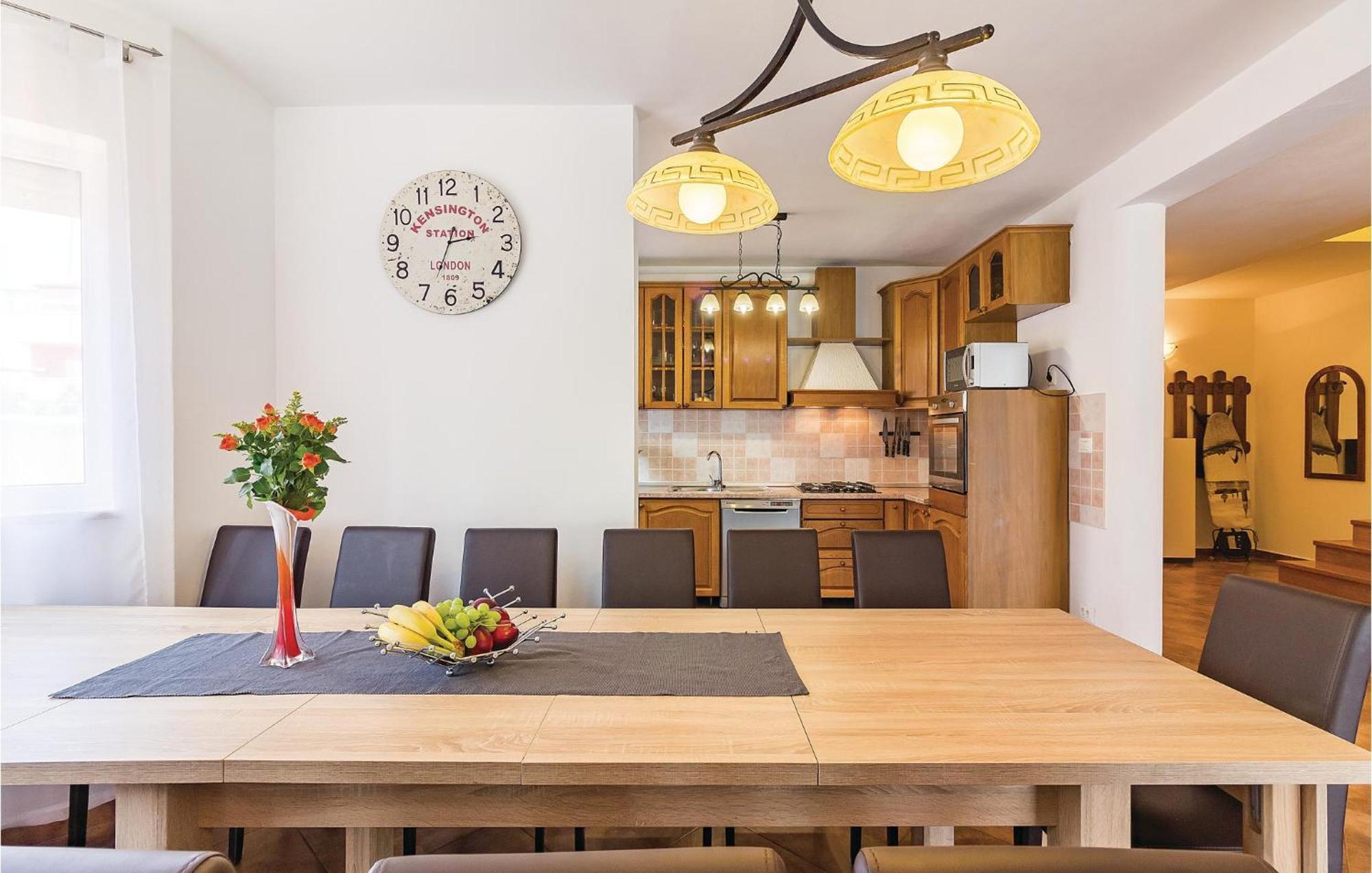 8 Bedroom Awesome Home In Пула Экстерьер фото