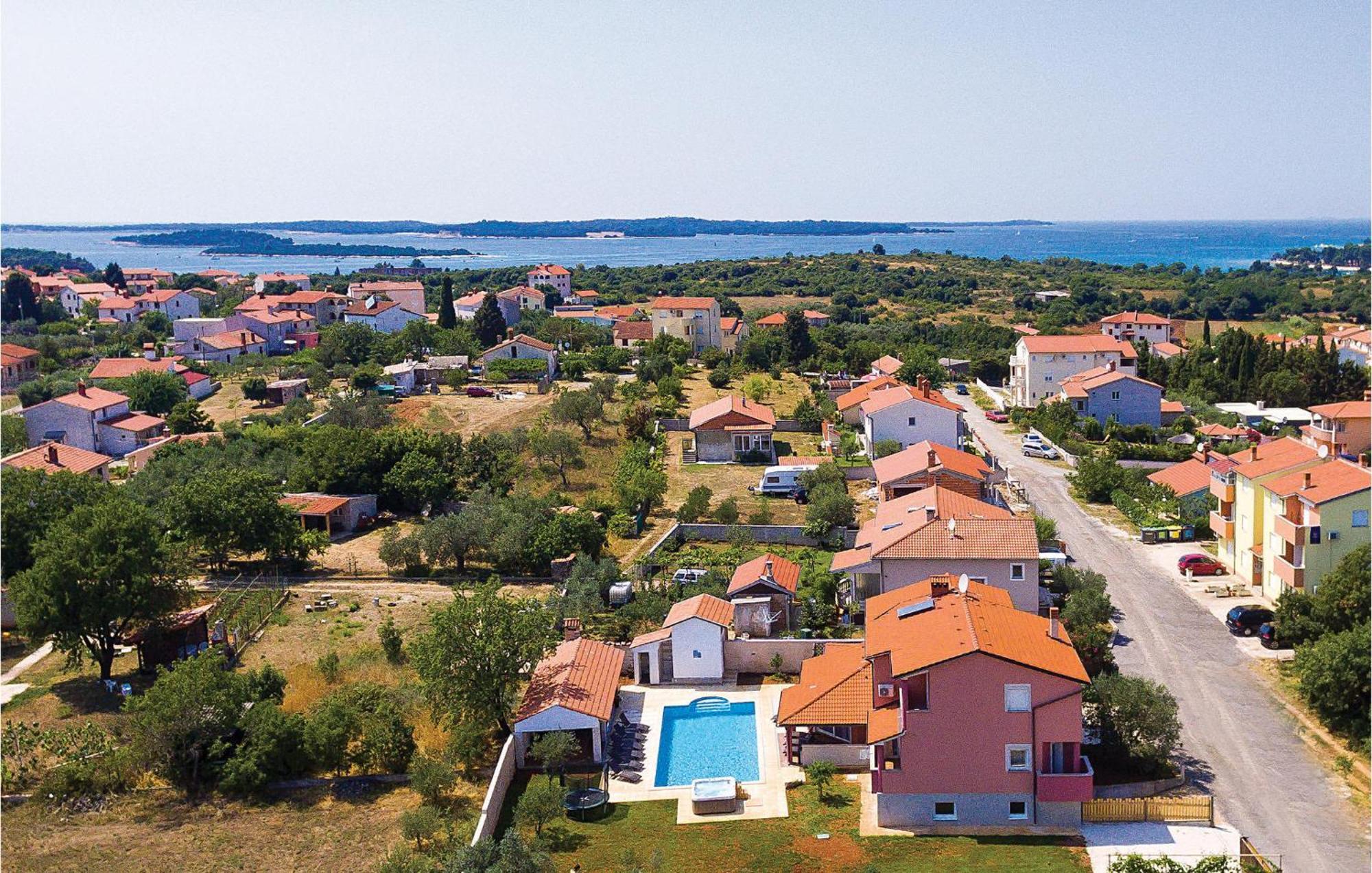 8 Bedroom Awesome Home In Пула Экстерьер фото