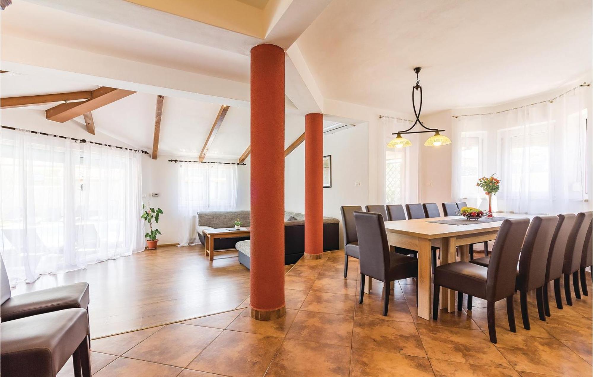 8 Bedroom Awesome Home In Пула Экстерьер фото