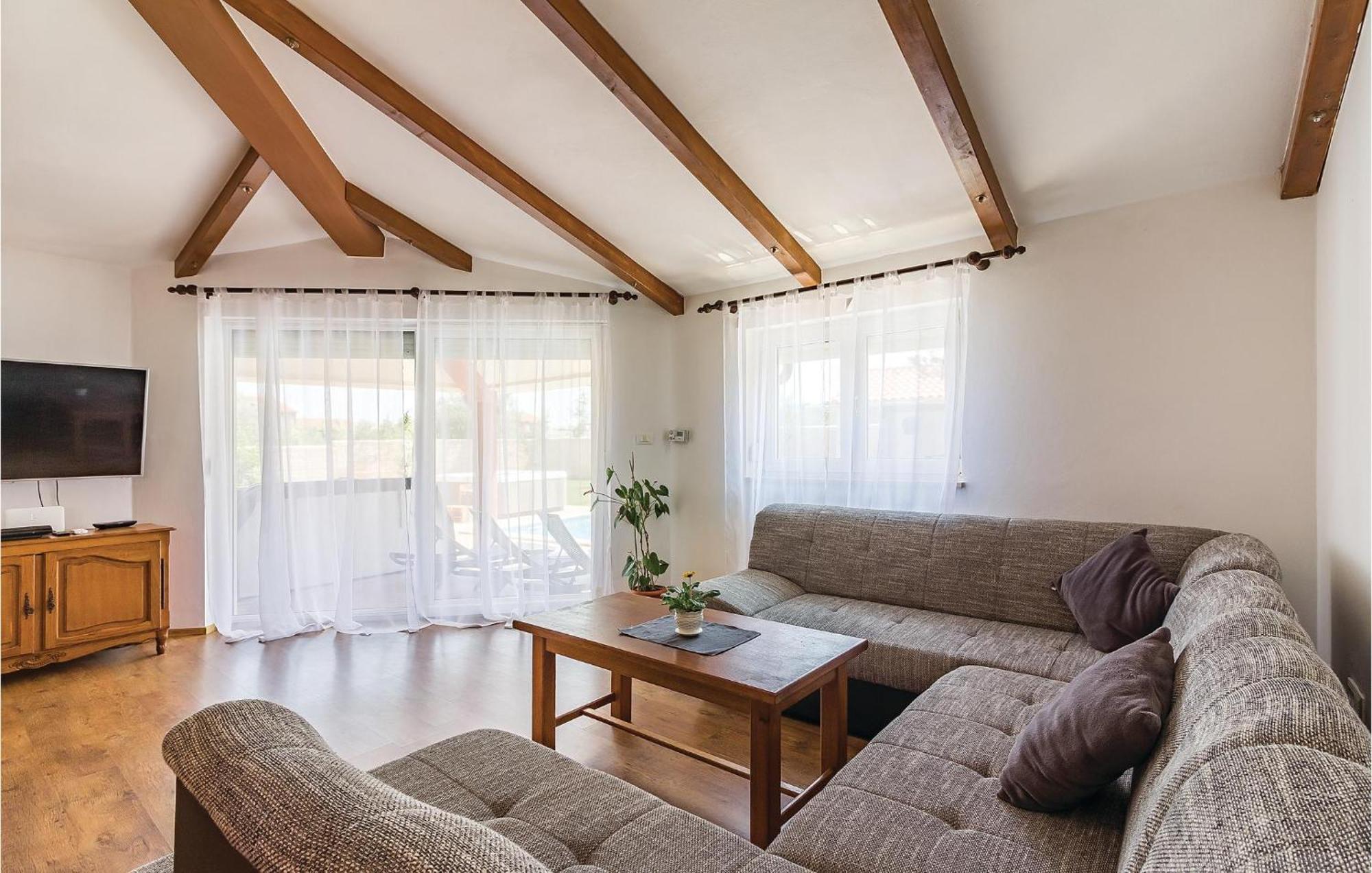 8 Bedroom Awesome Home In Пула Экстерьер фото
