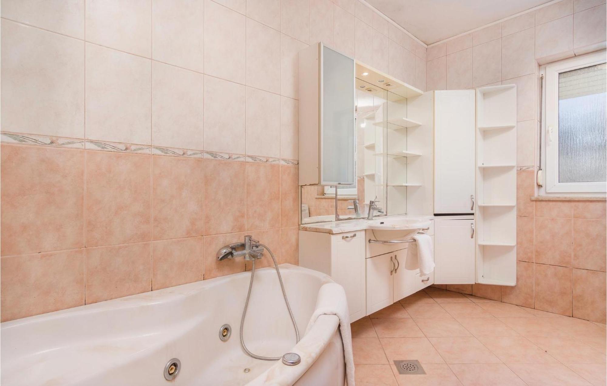 8 Bedroom Awesome Home In Пула Экстерьер фото