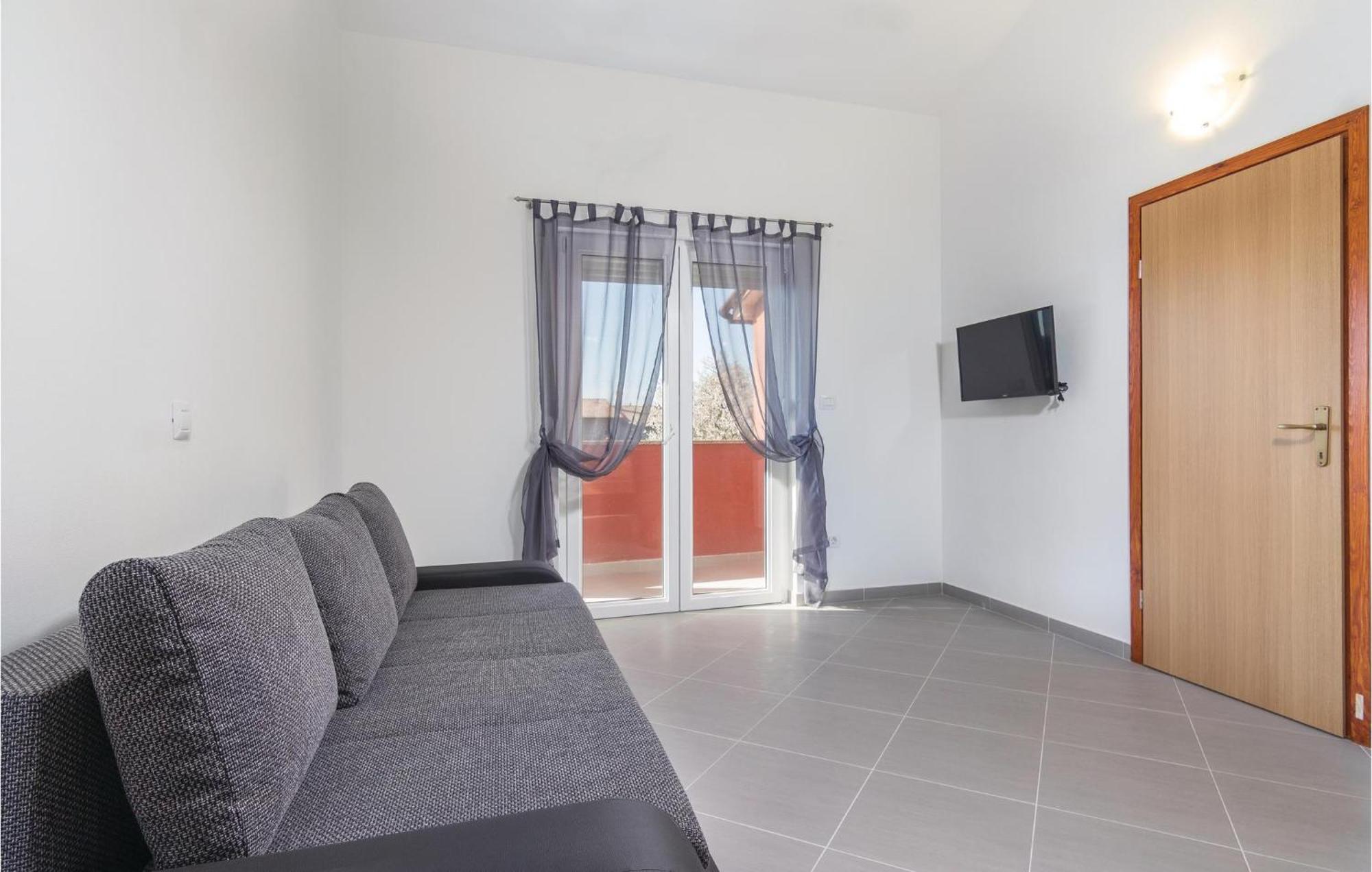 8 Bedroom Awesome Home In Пула Экстерьер фото